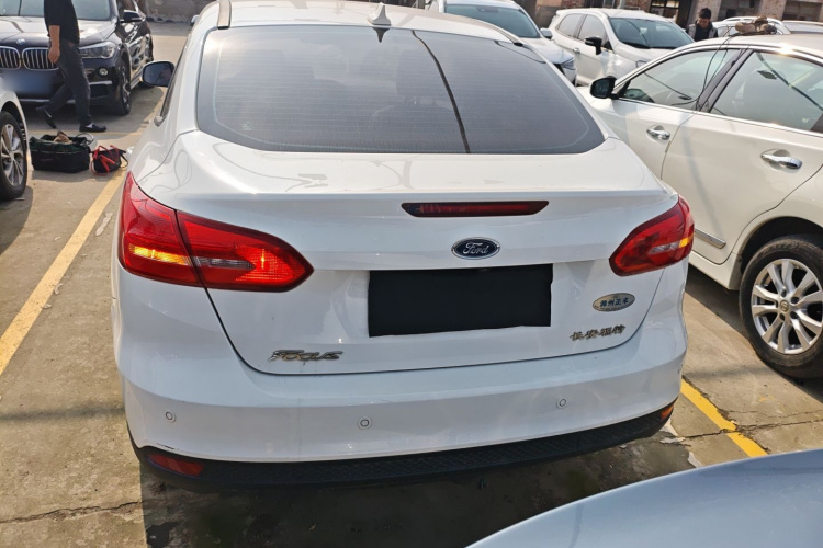 福特 福克斯 2018款 三厢经典 1.6L 自动风尚型智行版车身外观6