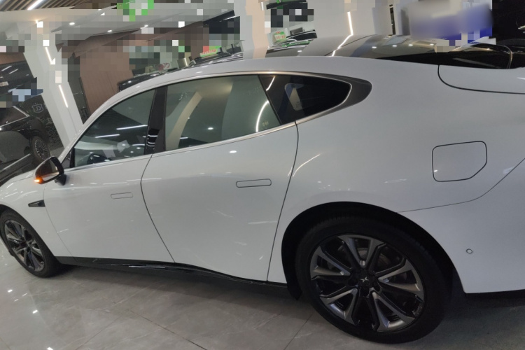 小鹏P7 2022款 625E车身外观4