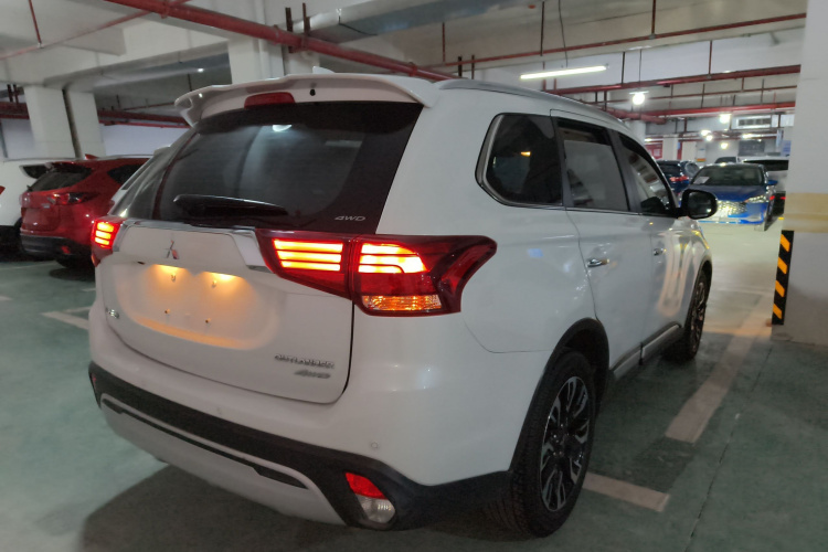 三菱 欧蓝德 2020款 2.4L 四驱致享版 7座车身外观6005