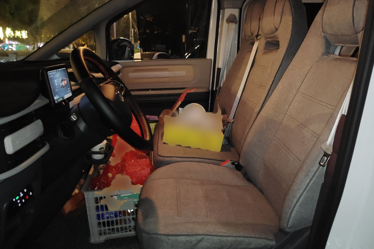 上汽大通MAXUS 大拿V1 2025款 低顶 多功能版 42kWh中控内饰19