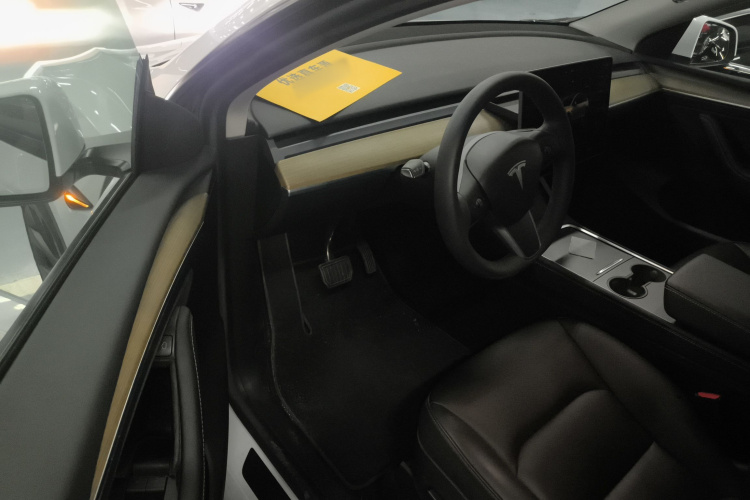 特斯拉 Model Y 2022款 长续航全轮驱动版中控内饰7003