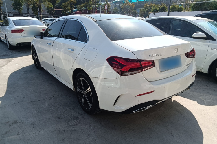 奔驰A级 2022款 改款三 A 200 L 运动轿车时尚型车身外观4