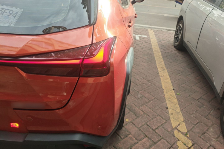 雷克萨斯UX 2019款 260h 探·酷版 国VI车身外观9