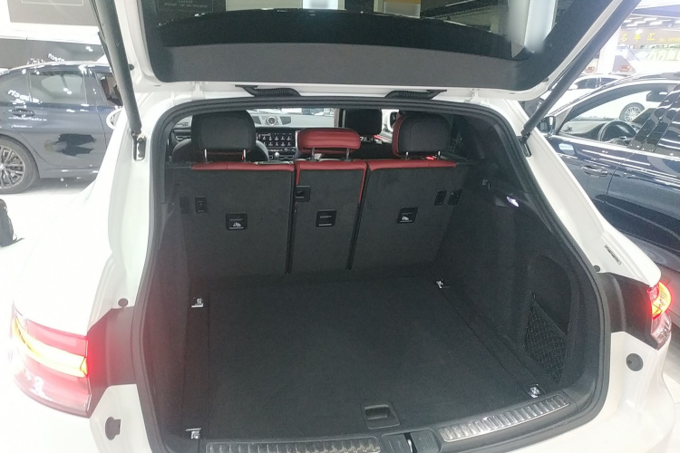 保时捷 2021款 Macan 2.0T机舱底盘23