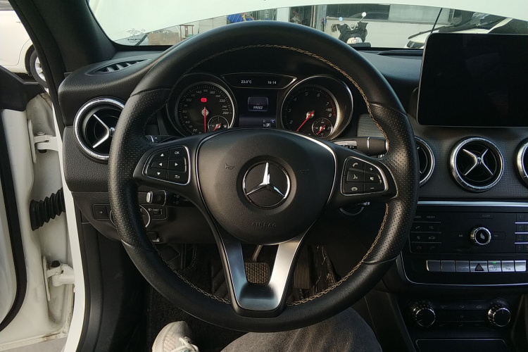 奔驰CLA 2018款 CLA 200 动感型中控内饰13