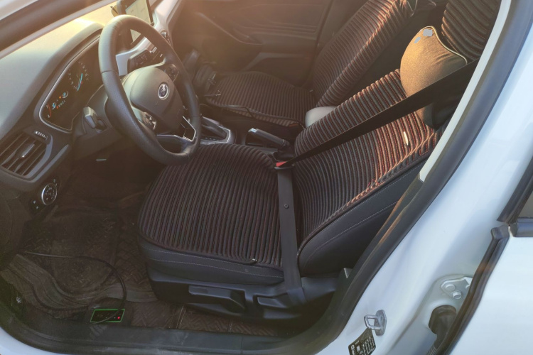 福特 福克斯 2020款 三厢 1.5L 自动锋跃型中控内饰19