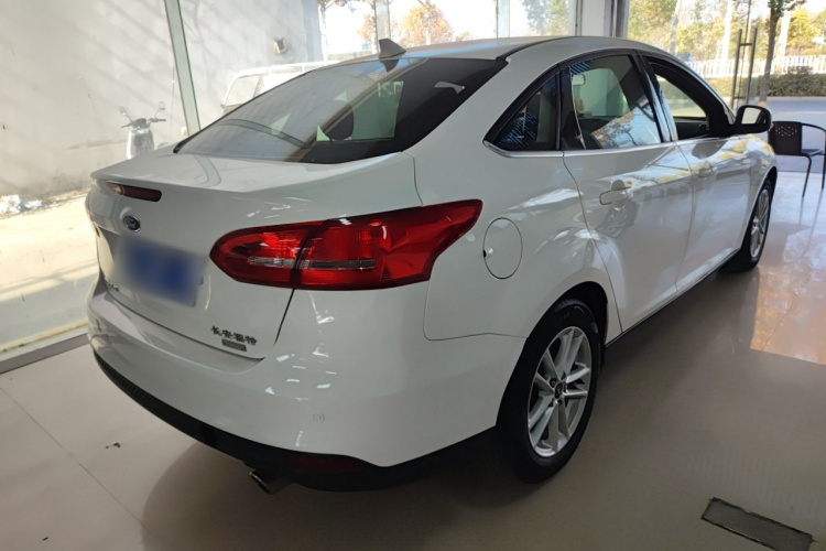 福特 福克斯 2017款 三厢 EcoBoost 180 自动精英型车身外观7