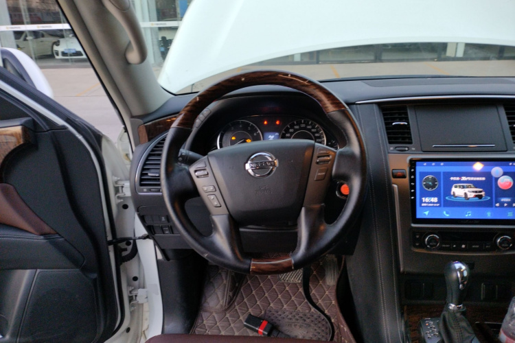 日产 途乐（平行进口） 中控内饰13