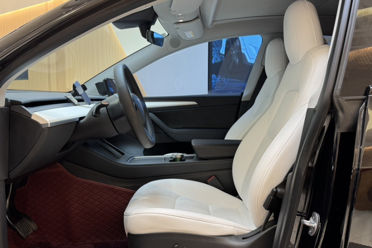 特斯拉 Model Y 2022款 长续航全轮驱动版中控内饰7001