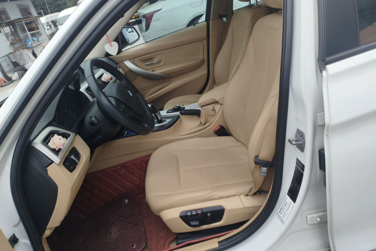 宝马3系 2014款 320i 进取型中控内饰19