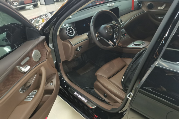 奔驰E级 2022款 E 260 L中控内饰19