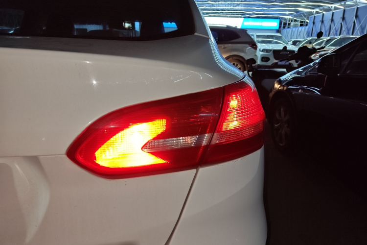 福特 福克斯 2017款 三厢 1.6L 自动风尚型智行版车身外观6006