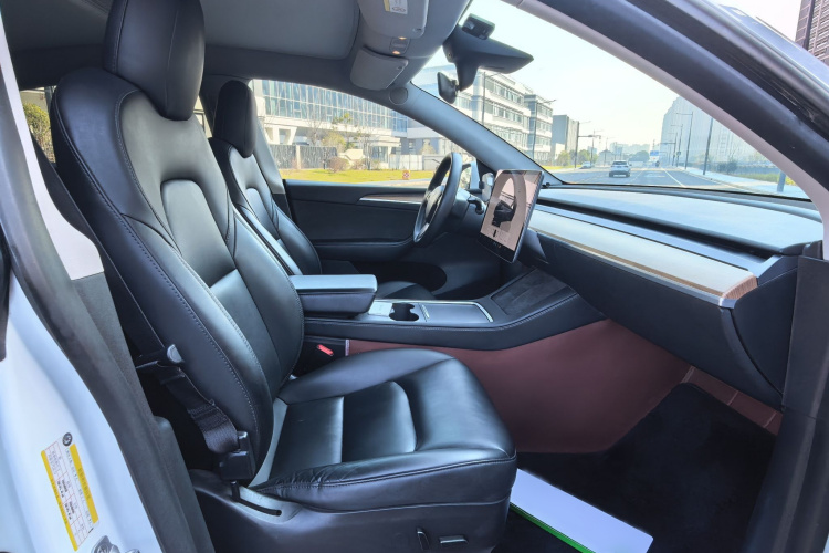 特斯拉 Model Y 2022款 长续航全轮驱动版中控内饰7003