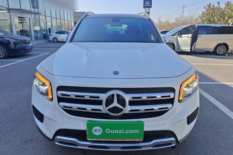 奔驰GLB 2023款 GLB 220 动感型车身外观2