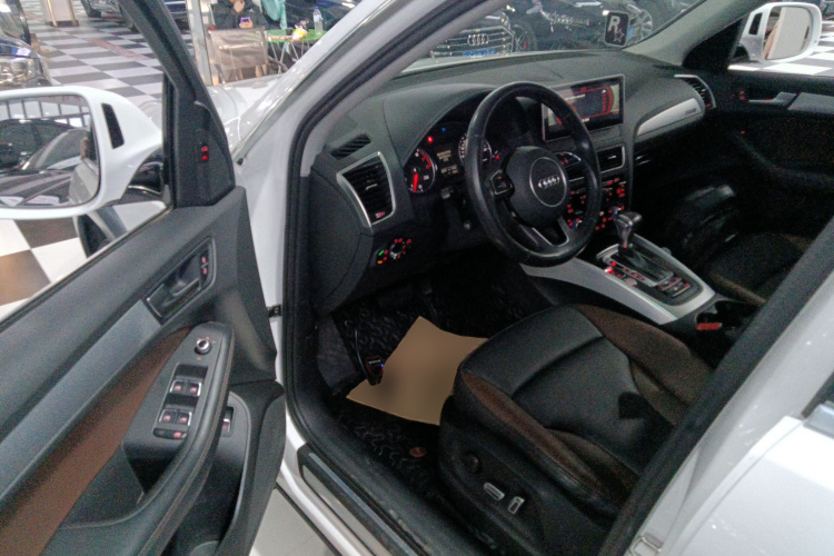 奥迪Q5 2018款 典藏版 40 TFSI 技术型中控内饰20
