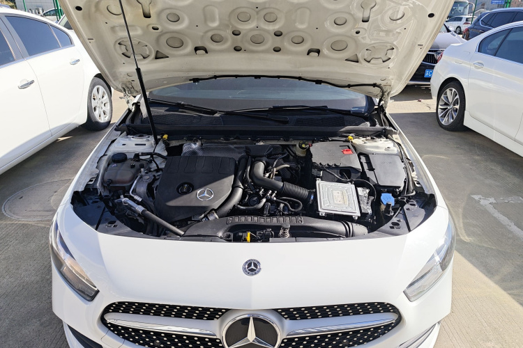 奔驰A级 2019款 A 180 L 运动轿车机舱底盘24