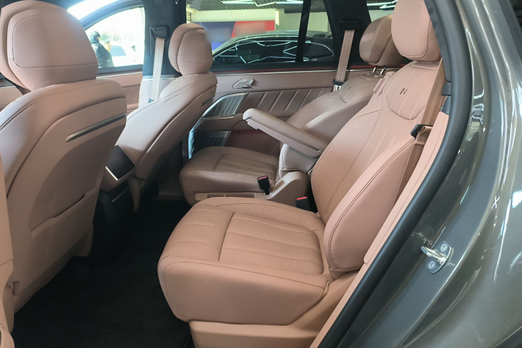 乐道L90 2025款 Max 六座版中控内饰7004