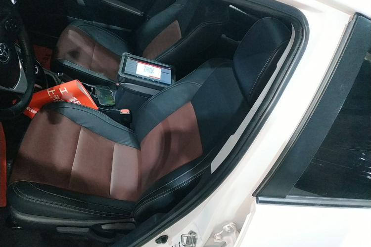 丰田 卡罗拉 2018款 双擎 1.8L E-CVT智尚版中控内饰19