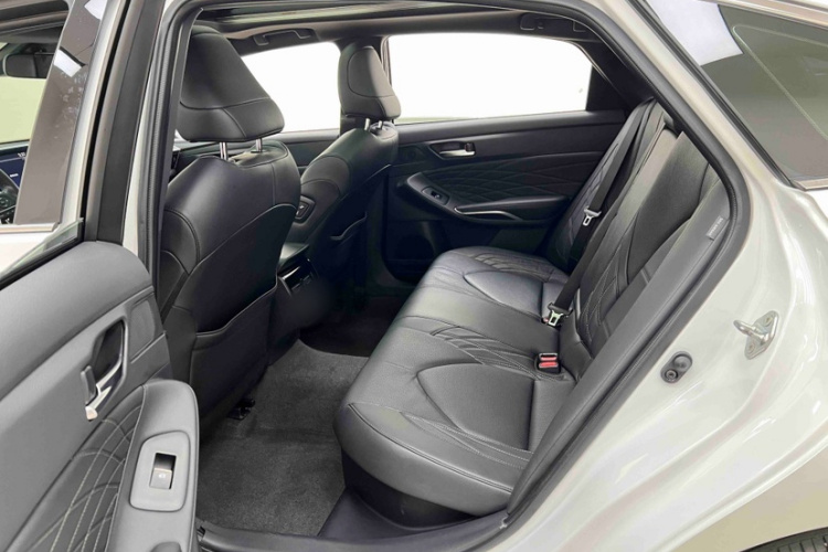 丰田 亚洲龙 2019款 双擎 2.5L XLE尊贵版 国VI中控内饰7009