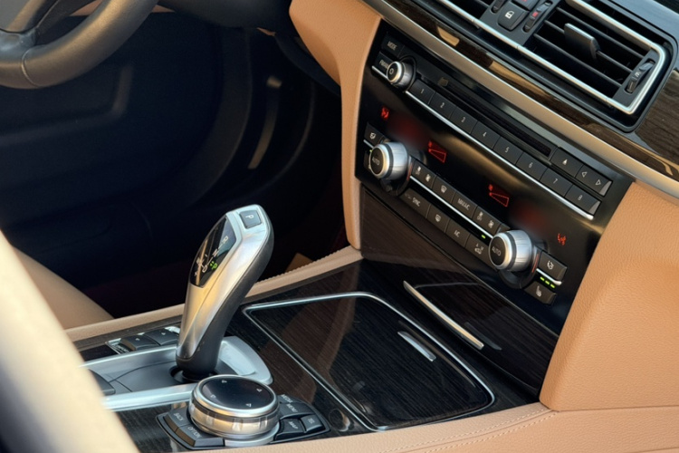 宝马7系 2014款 730Li 臻享型局部细节9003