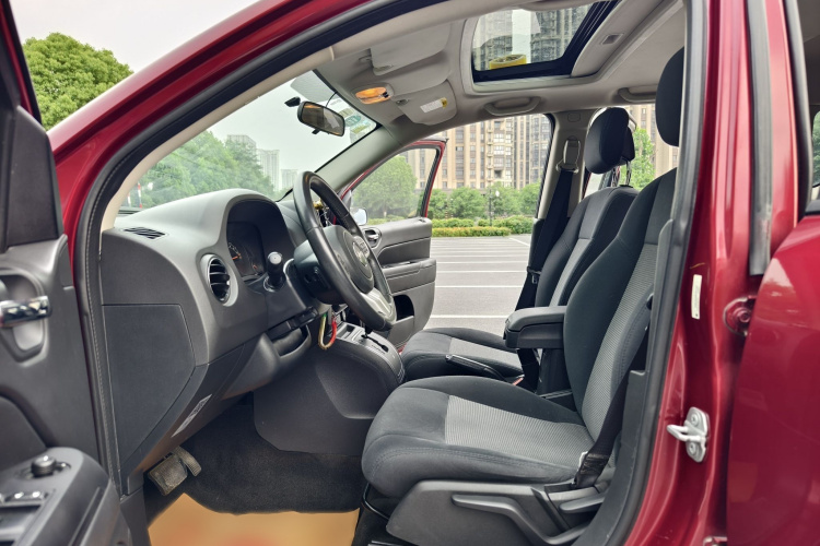 Jeep 指南者(进口) 2014款 改款 2.0L 两驱进取版中控内饰7002