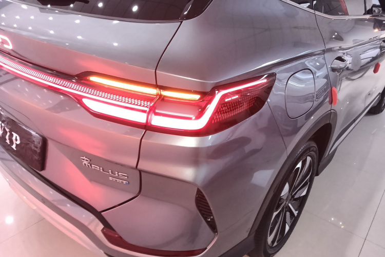 比亚迪 宋PLUS新能源 2025款 DM-i 智驾版 112KM 尊荣型车身外观9