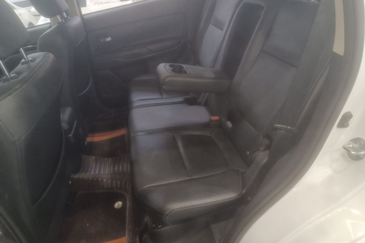 三菱 欧蓝德 2016款 2.4L 四驱精英版 5座中控内饰7004