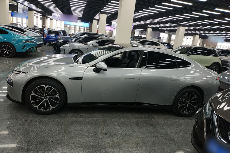 小鹏P7 2023款 480E车身外观4