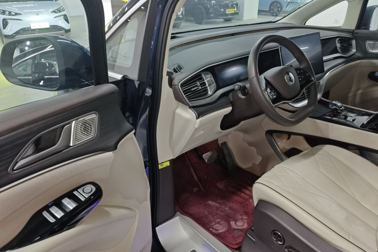 腾势D9 2024款 DM-i 980 四驱旗舰型中控内饰7003