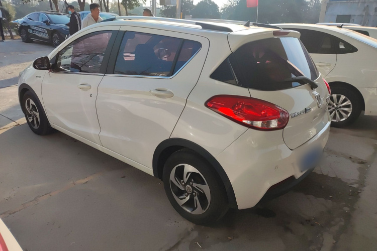 宝骏310 2017款 1.5L 自动豪华型车身外观4