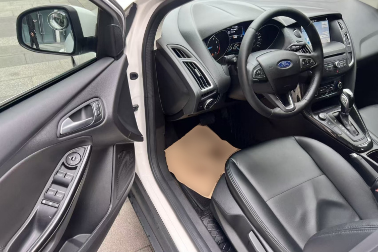 福特 福克斯 2017款 三厢 EcoBoost 180 自动精英型中控内饰20