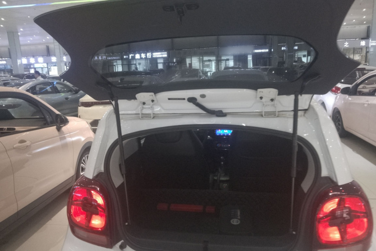 荣威 科莱威CLEVER 2021款 302km卓越版机舱底盘23