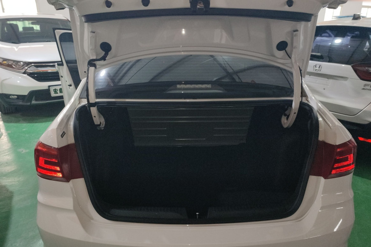 大众 桑塔纳 2021款 1.5L 手动风尚版机舱底盘23