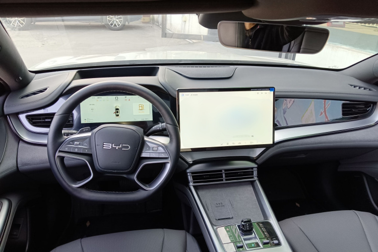 比亚迪 海豹07 DM-i 2025款 智驾版 DM-i 1.5L 125km 尊贵型中控内饰12