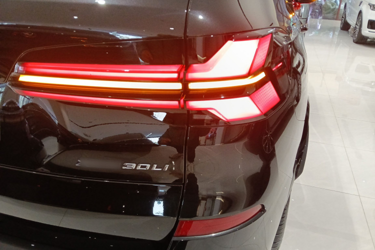 宝马X5 2023款 xDrive 30Li 尊享型M运动曜夜套装车身外观9