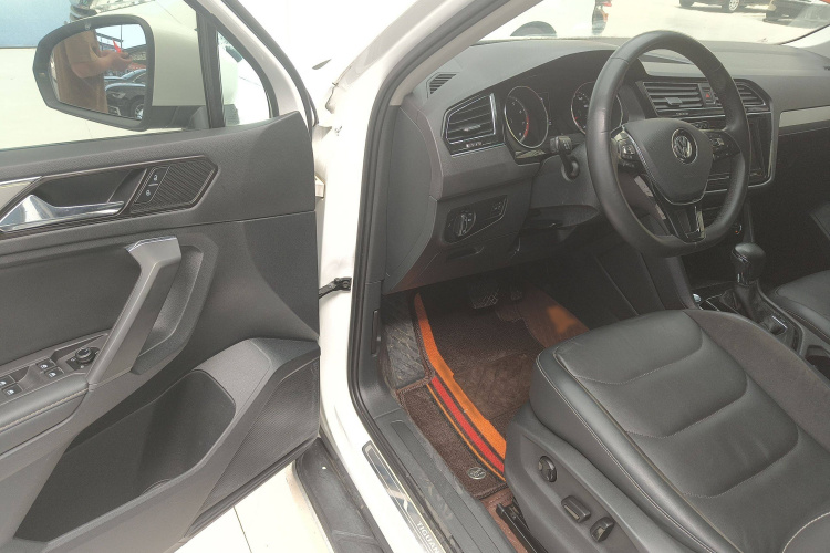 大众 途观L 2019款 330TSI 自动两驱全景舒适版 国VI中控内饰7002