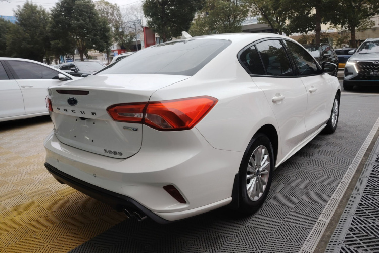 福特 福克斯 2020款 三厢 EcoBoost 180 自动锋潮型车身外观7