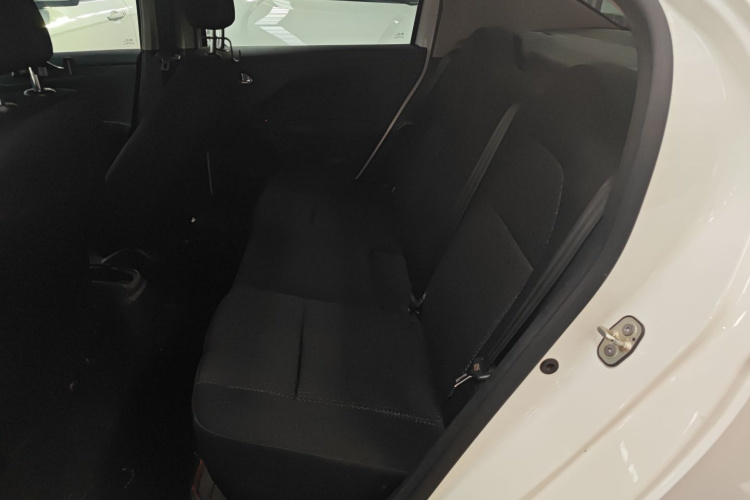 标致301 2016款 1.6L 手动舒适版中控内饰21