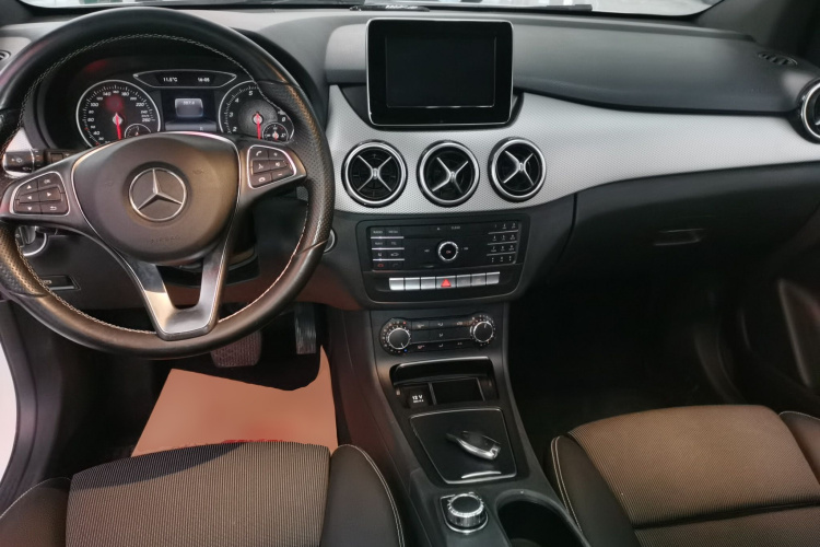 奔驰B级 2015款 B 200 动感型中控内饰12