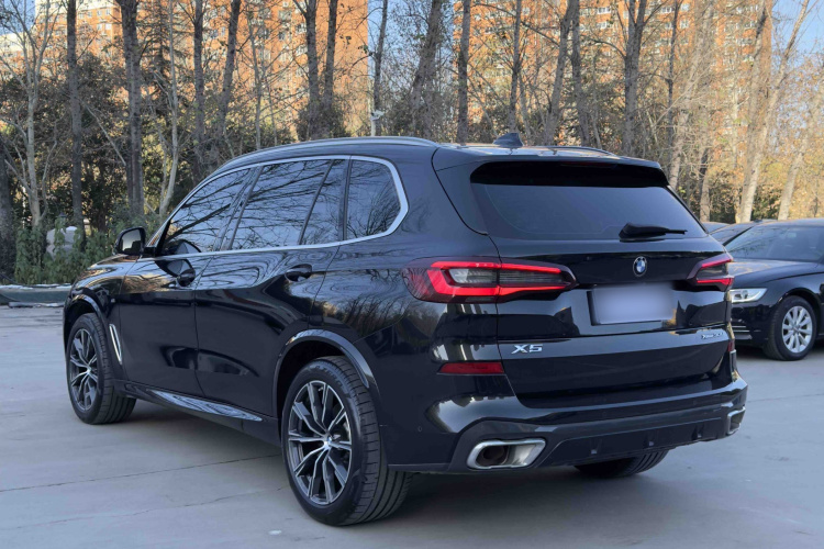 宝马X5 2022款 改款 xDrive 30Li 尊享型M运动套装车身外观6006