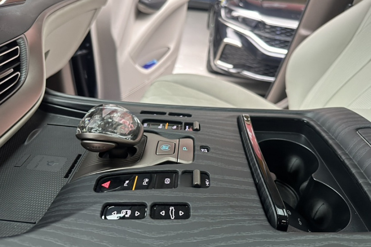 腾势D9 2022款 DM-i 970 四驱旗舰型局部细节18