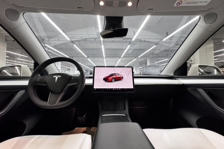 特斯拉 Model Y 2022款 长续航全轮驱动版中控内饰7013