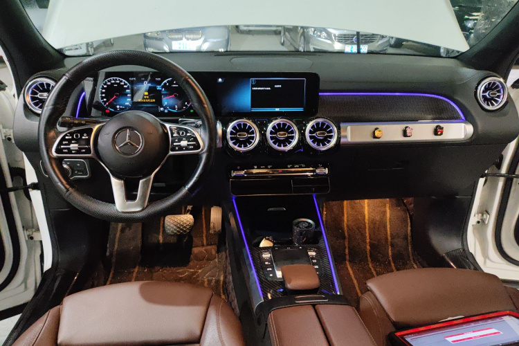 奔驰GLB 2022款 GLB 200 动感型中控内饰12