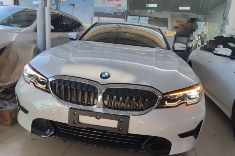 宝马3系 2022款 320i 运动套装车身外观2