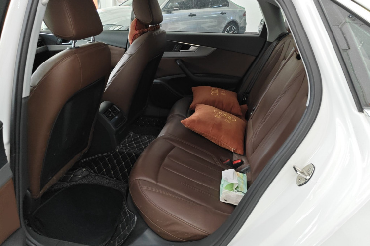 奥迪A4L 2018款 30周年年型 40 TFSI 进取型中控内饰21