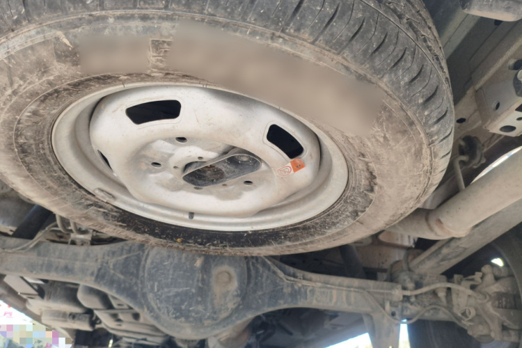 江铃福顺 2023款 2.0T 手动短轴低顶商运型多功能乘用车6座 双开尾门局部细节9009