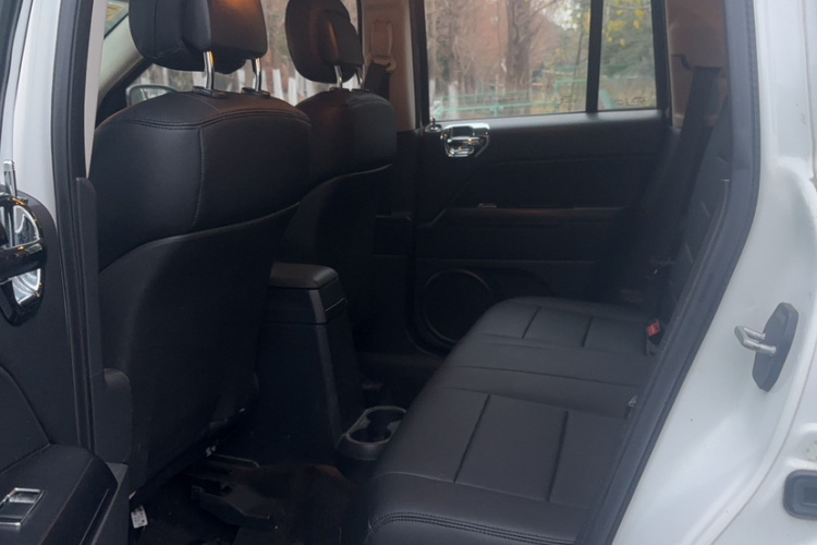 Jeep 指南者(进口) 2014款 2.0L 两驱运动版中控内饰7007