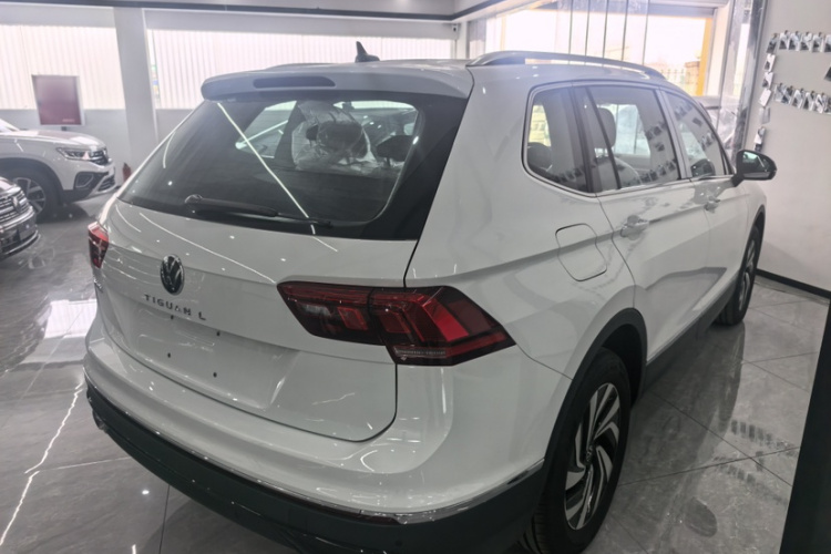 大众 途观L 2025款 出众款 300TSI 自动两驱龙腾版车身外观6005