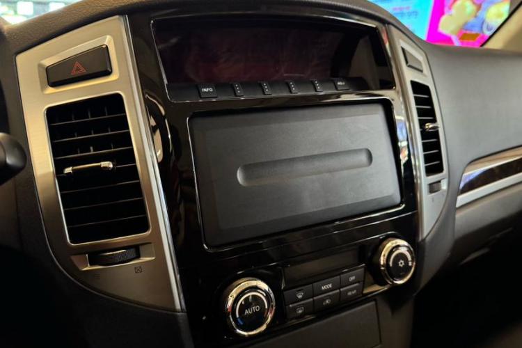 三菱 帕杰罗(进口) 2022款 帕杰罗V93 3.0L GLS 织物(中东)中控内饰7004