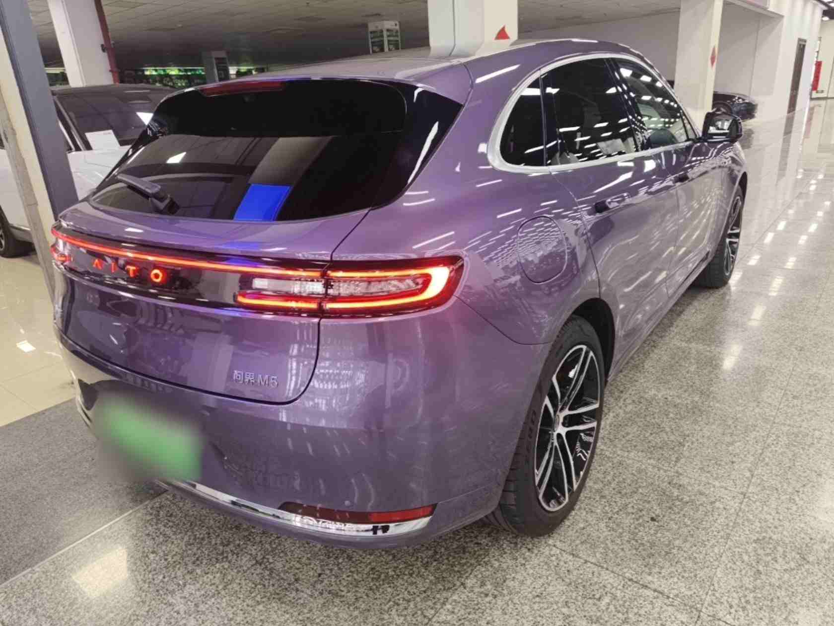 车辆右后45度整体外观展示
